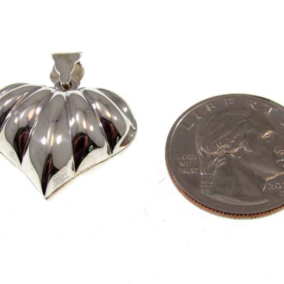 Solid 925 Sterling Silver Scalloped Clamshell Heart Keepsake Locket Pendant - Picture 2 of 6